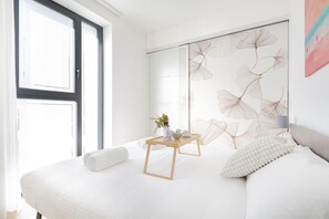 2 habitaciones, escritorio y tabla de planchar con plancha 