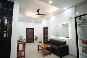 Lobby sitting area - Frolic Hotel (Noida)