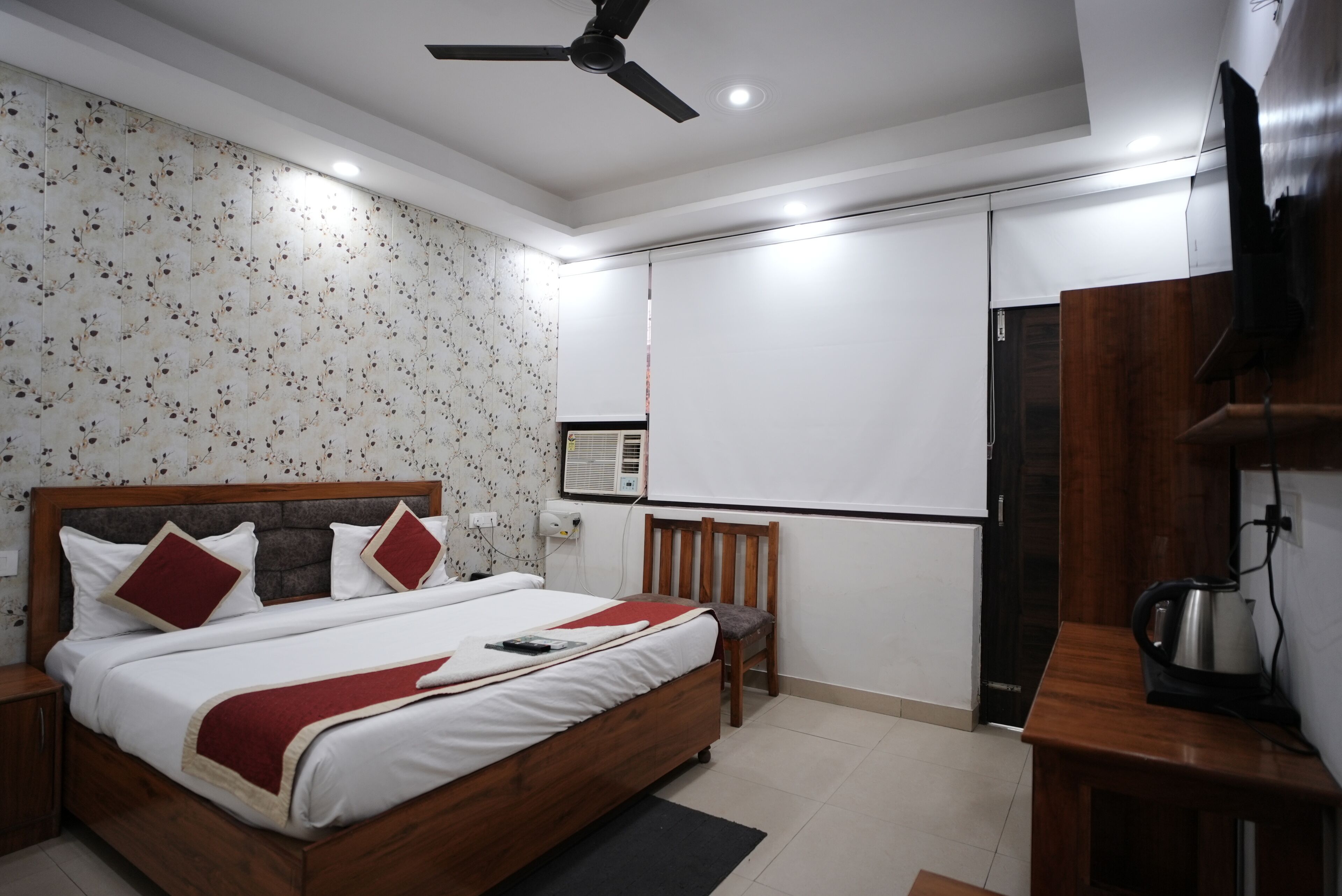 Deluxe Room | Hypo-allergenic bedding, desk, laptop workspace, free WiFi