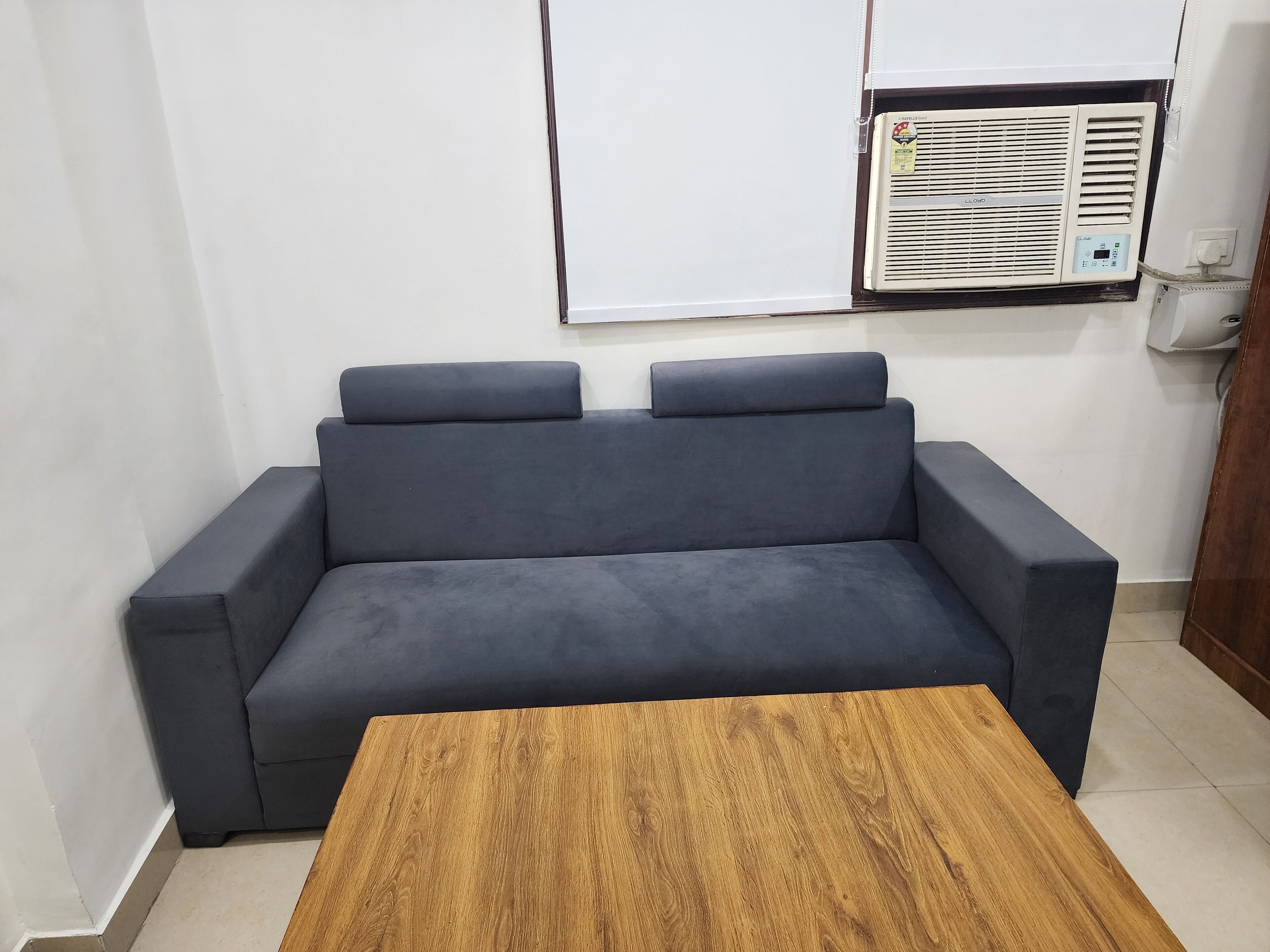 Rom – premium | Oppholdsområde | En 32-tommers LED-TV med kabel-kanaler