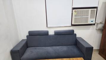 Rom – premium | Oppholdsområde | En 32-tommers LED-TV med kabel-kanaler