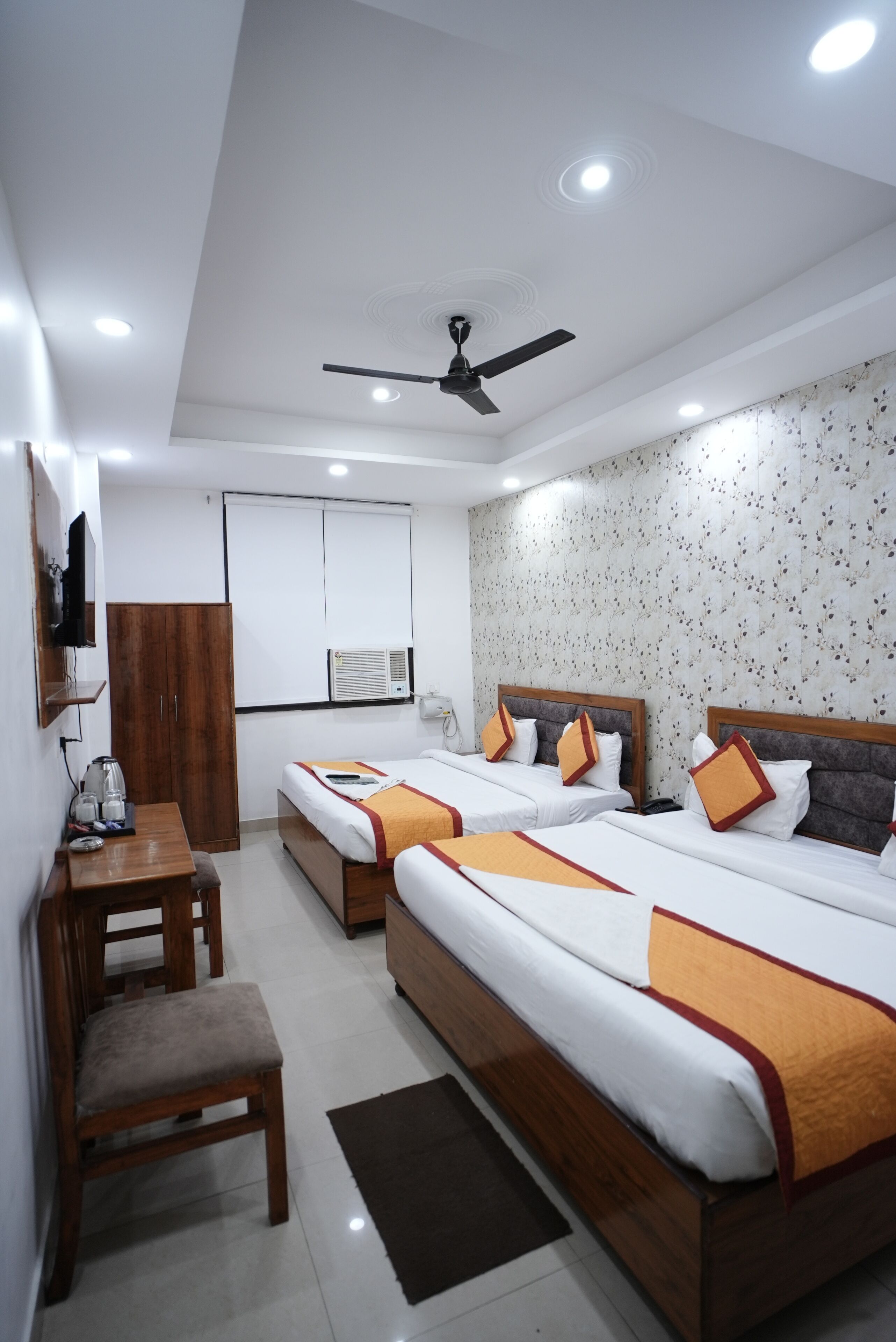 Family Room | Hypo-allergenic bedding, desk, laptop workspace, free WiFi