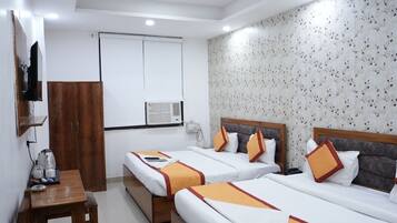 Family Room | Hypo-allergenic bedding, desk, laptop workspace, free WiFi