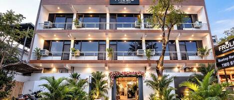 Fachada de la propiedad por la tarde o noche