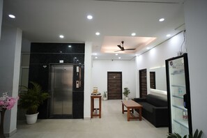 Lobby - Frolic Hotel Near Sec 52 Noida Metro Station (Noida)