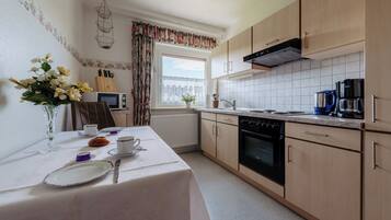 Een magnetron, een kookplaat, een vaatwasser