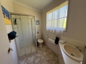 Haartrockner, Handtücher, Seife, Toilettenpapier