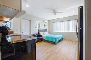 1 bedroom, iron/ironing board, travel cot, free WiFi - A boutique, renovated coastal retreat featuring fully equipped condos w/kitchen, minutes walking to the beach & restaurants, exciting amenities like a heated pool, BBQ Grill, hammock and fun yard games. Centrally located, minutes to Pompano Beach! (Pompano Beach)
