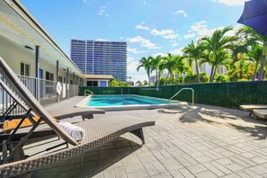 A heated pool - A boutique, renovated coastal retreat featuring fully equipped condos w/kitchen, minutes walking to the beach & restaurants, exciting amenities like a heated pool, BBQ Grill, hammock and fun yard games. Centrally located, minutes to Pompano Beach! (Pompano Beach)