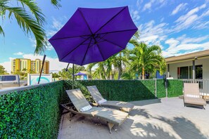 Terrace/patio - A boutique, renovated coastal retreat featuring fully equipped condos w/kitchen, minutes walking to the beach & restaurants, exciting amenities like a heated pool, BBQ Grill, hammock and fun yard games. Centrally located, minutes to Pompano Beach! (Pompano Beach)