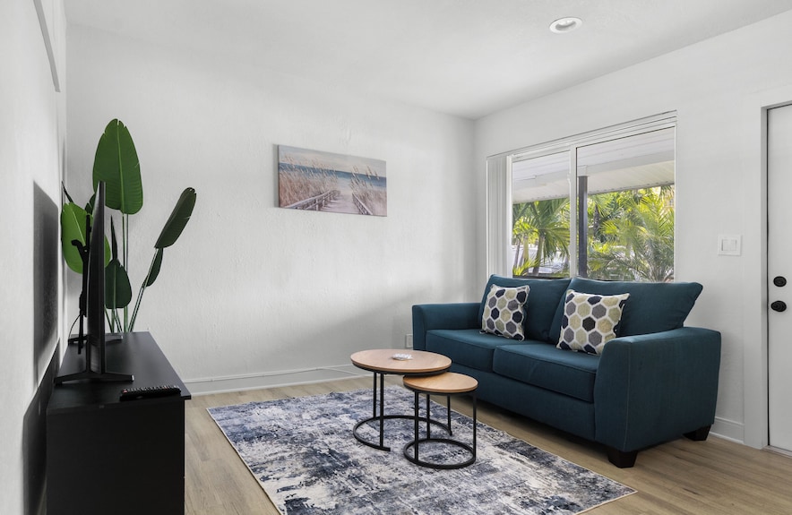 A Boutique, Renovated Coastal Retreat Featuring Fully Equipped Condos W/kitchen, Minutes Walking To The Beach & Restaurants, Exciting Amenities Like A Heated Pool, Bbq Grill, Hammock And Fun Yard Games. Centrally Located, Minutes To Pompano Beach! - Pompano Beach, FL
