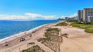 Beach nearby - A boutique, renovated coastal retreat featuring fully equipped condos w/kitchen, minutes walking to the beach & restaurants, exciting amenities like a heated pool, BBQ Grill, hammock and fun yard games. Centrally located, minutes to Pompano Beach! (Pompano Beach)