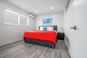 2 bedrooms, iron/ironing board, travel cot, free WiFi - A boutique, renovated coastal retreat featuring fully equipped condos w/kitchen, minutes walking to the beach & restaurants, exciting amenities like a heated pool, BBQ Grill, hammock and fun yard games. Centrally located, minutes to Pompano Beach! (Pompano Beach)
