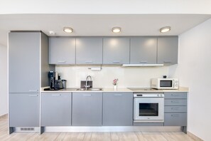 Refrigerador, microondas, horno y lavavajillas 