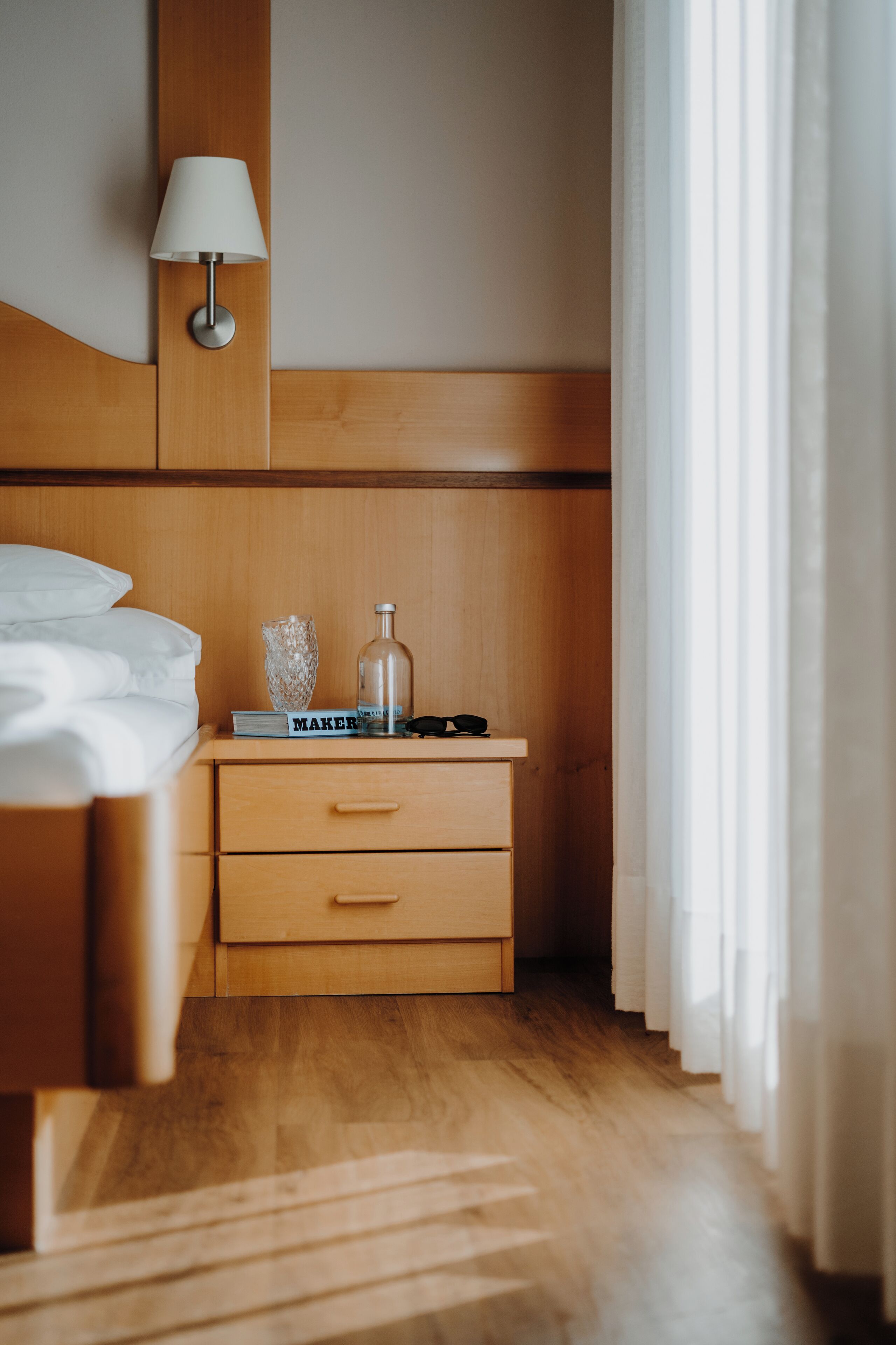 客房内保险箱、办公桌、笔记本电脑工作区、遮光窗帘