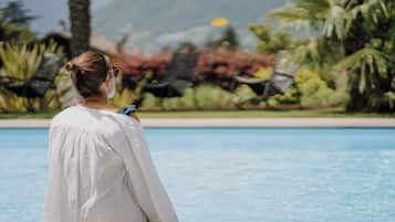 Een seizoensgebonden buitenzwembad en parasols bij het zwembad