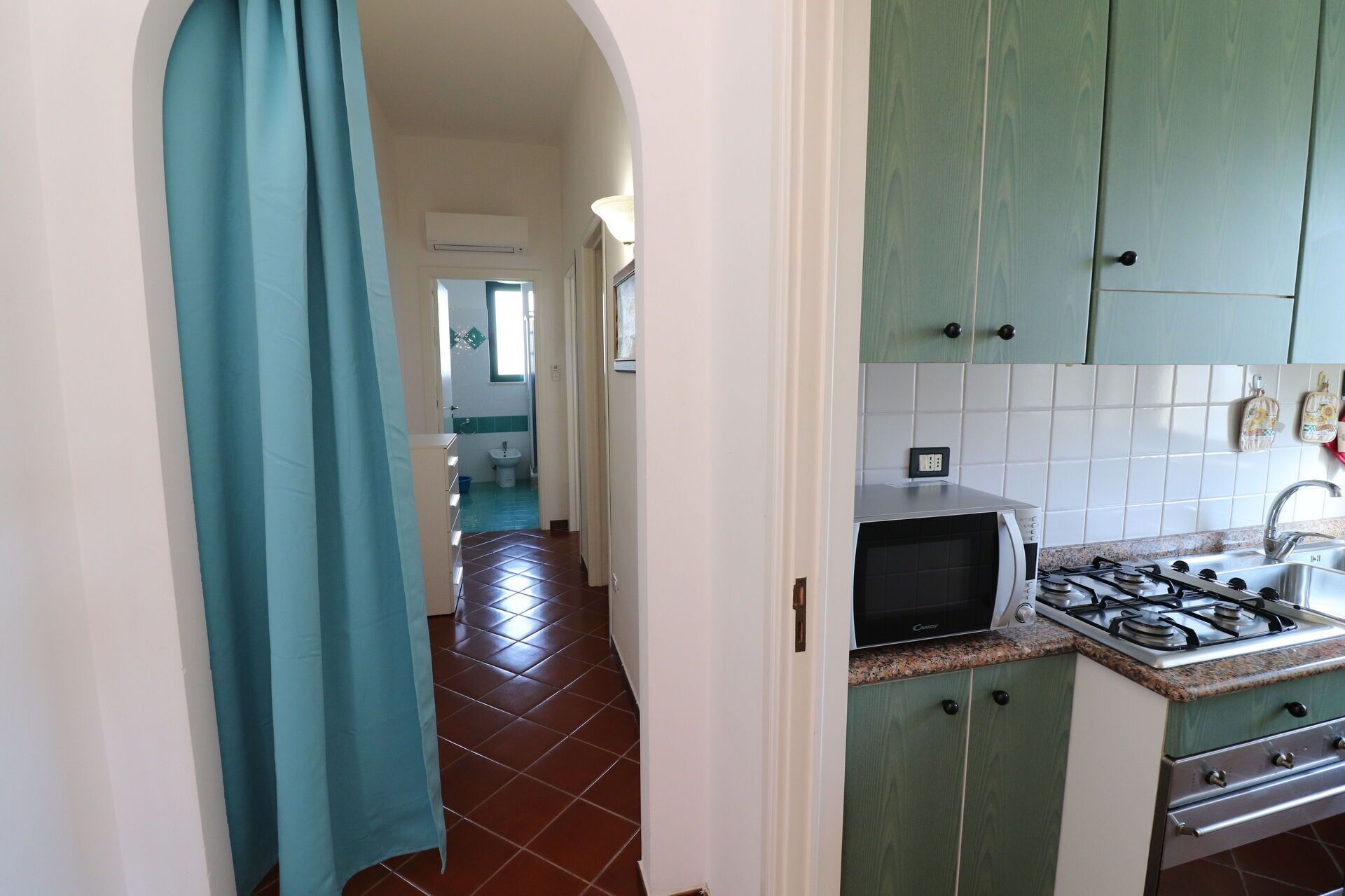 Frigorifero, microonde, forno, piano cottura