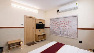 Deluxe Double Room, City View | Desk, laptop workspace, free WiFi