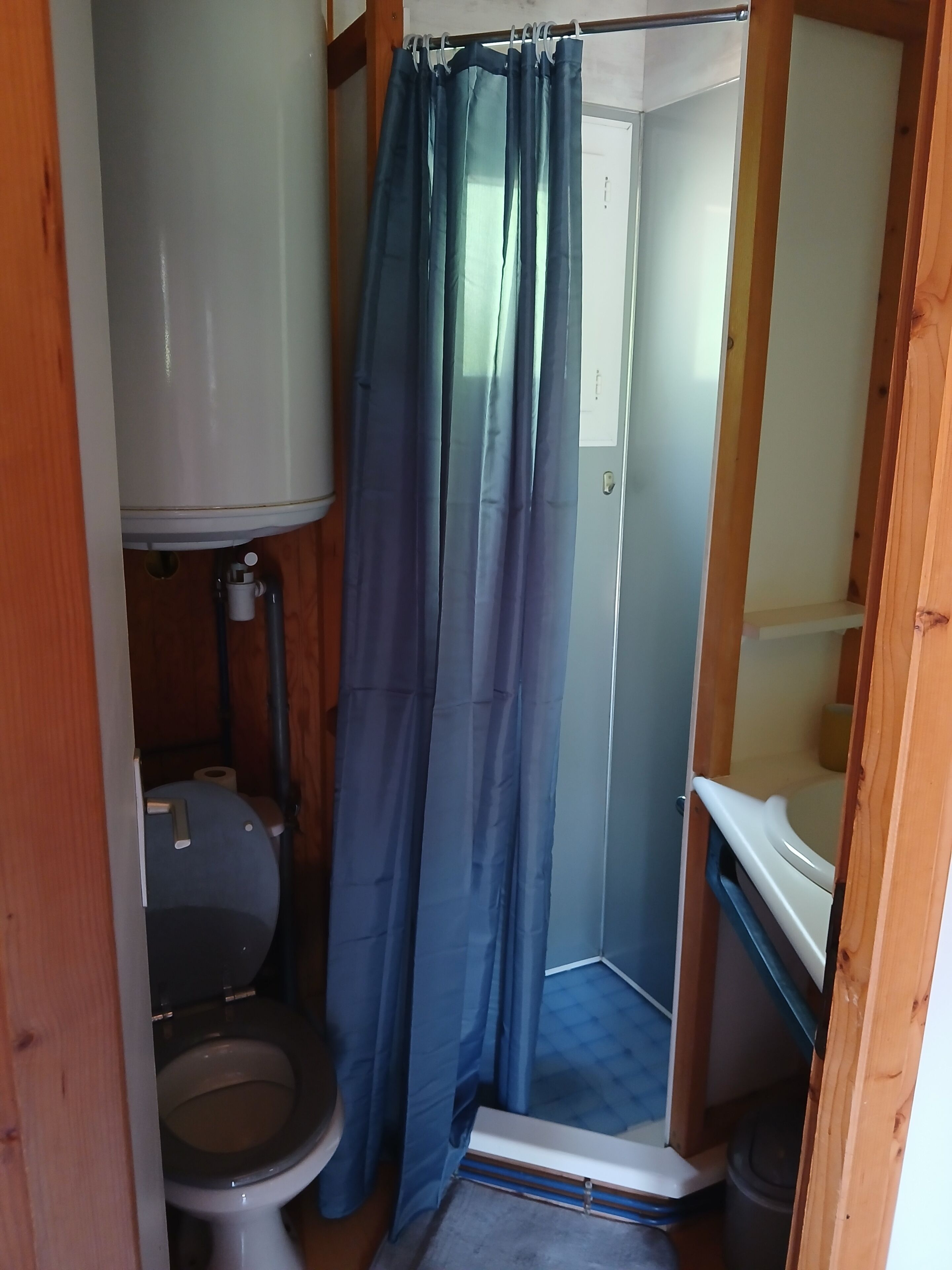 Regadera, toallas, papel de baño 