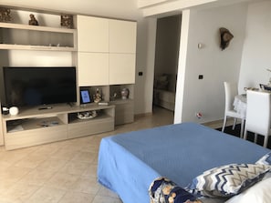 A bedroom with a bed, a TV, a desk, and a chair. - Pine House (Campania)