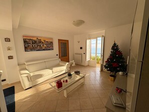 Living area - Pine House (Campania)