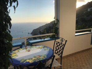 Outdoor dining - Pine House (Campania)