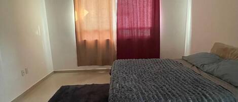 1 habitación, tabla de planchar con plancha, wifi gratis y ropa de cama