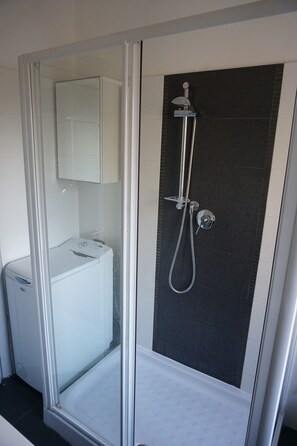 Shower, bidet, towels, soap - 2 Bedroom Apartment Marconi Trastevere Station (Roma)