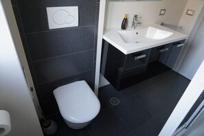 Shower, bidet, towels, soap - 2 Bedroom Apartment Marconi Trastevere Station (Roma)