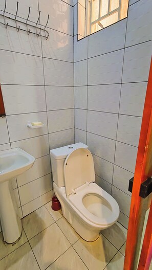 Ducha, secador de pelo, toallas y jabón