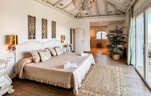 5 bedrooms, travel cot, free WiFi - Awesome home in Coin with private swimming pool, can be inside or outside (Coin)