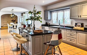 Fridge, microwave, oven, stovetop - Awesome home in Coin with private swimming pool, can be inside or outside (Coin)