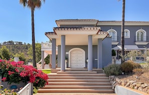 Exterior - Awesome home in Coin with private swimming pool, can be inside or outside (Coin)