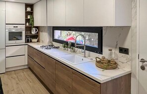 Jääkaappi, uuni, liesi, astianpesukone