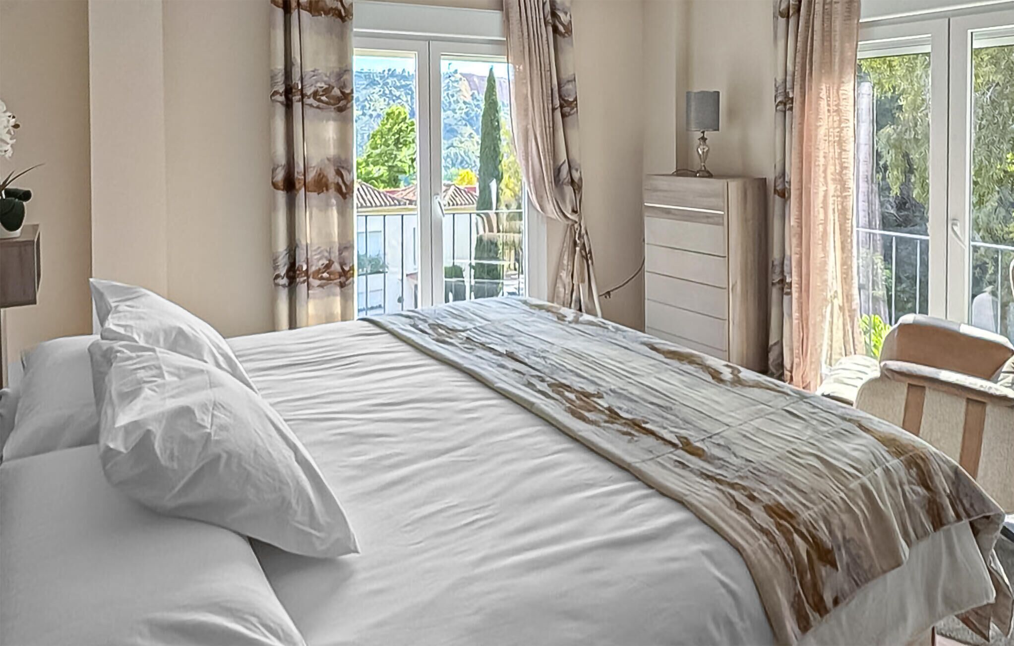 5 chambres, accès au Wi-Fi (inclus)