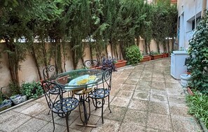 Outdoor dining - Cozy home in Cenes de la Vega (Cenes de la Vega)