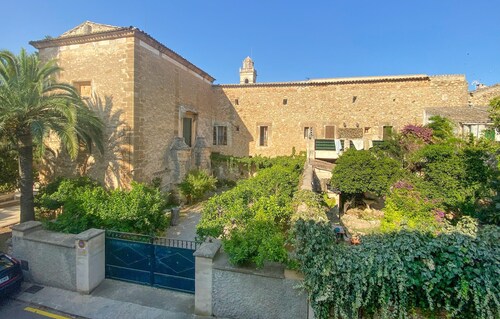 Charmante maison à Petra avec piscine privée, utilisable à l'intérieur.