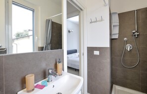 Shower, hair dryer - 1 bedroom stunning apartment in Ameglia (Ameglia)