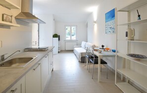 Fridge, microwave, stovetop, cookware/dishes/utensils - 1 bedroom stunning apartment in Ameglia (Ameglia)