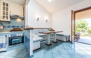 Refrigerador, microondas, parrilla de estufa y utensilios de cocina 