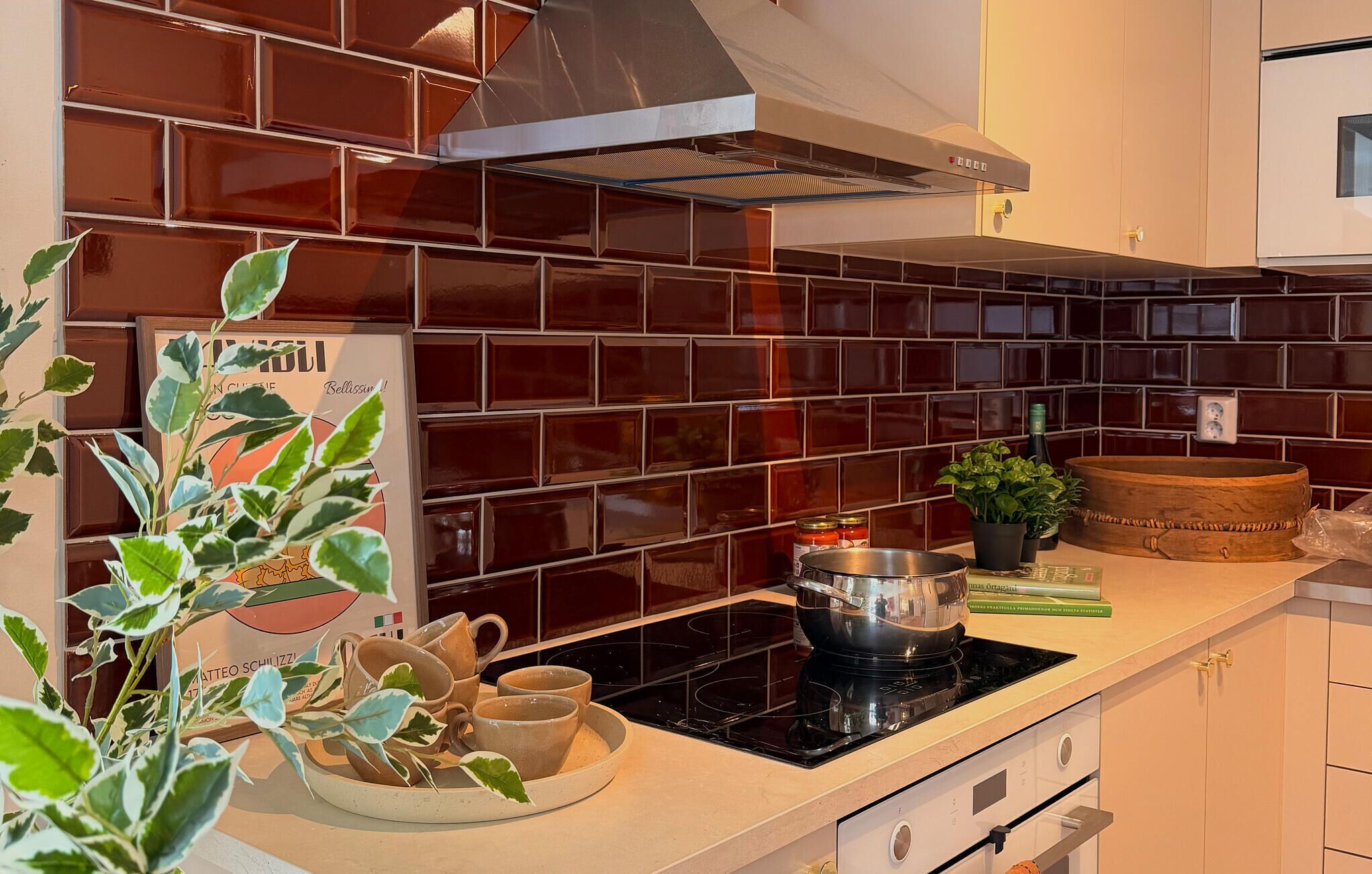 Réfrigérateur, four, lave-vaisselle, cafetière/bouilloire