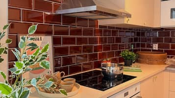 Réfrigérateur, four, lave-vaisselle, cafetiÚre/bouilloire