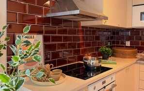 Fridge, oven, dishwasher, coffee/tea maker