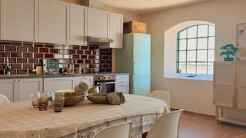 Réfrigérateur, four, lave-vaisselle, cafetiÚre/bouilloire