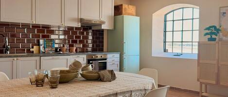 Refrigerador, horno, lavavajillas, cafetera/tetera