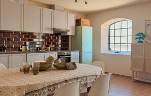 Fridge, oven, dishwasher, coffee/tea maker