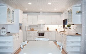 Fridge, stovetop, dishwasher, coffee/tea maker - Beautiful home in Simrishamn (Simrishamn)