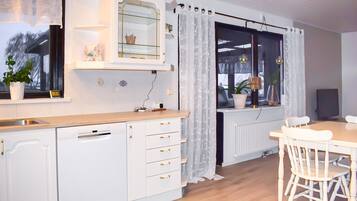 Coffee/tea maker, fridge, microwave, stovetop