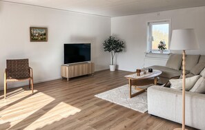 Smart TV - 5 bedroom awesome home in Löttorp (Löttorp)