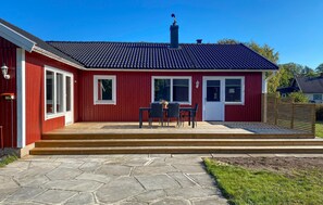 Outdoor dining - 5 bedroom awesome home in Löttorp (Löttorp)